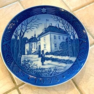 Royal Copenhagen, collectible Christmas plate, 1975. “The Queens residence.”
